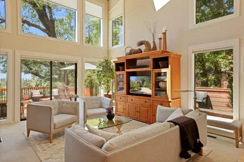 Living - 659 Sugarbush, Murphys, CA 95247 photo 3 of 8