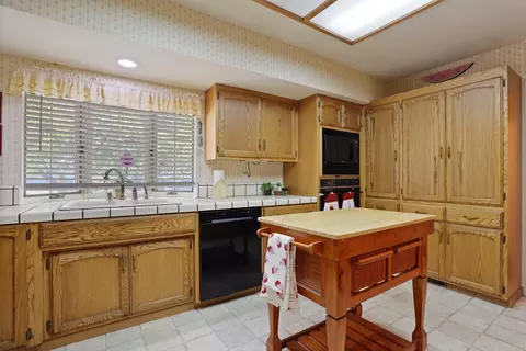 Kitchen - 1419 Holly Dr, Lodi, CA 95242 photo 4 of 5