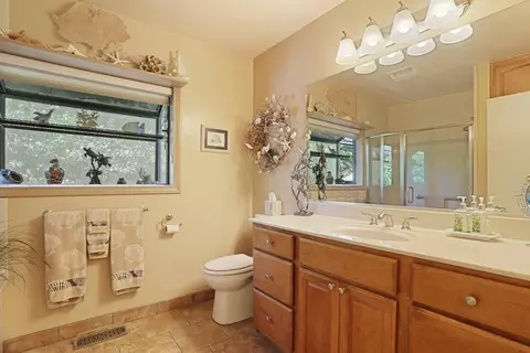 Bath - 1419 Holly Dr, Lodi, CA 95242 photo 1 of 2