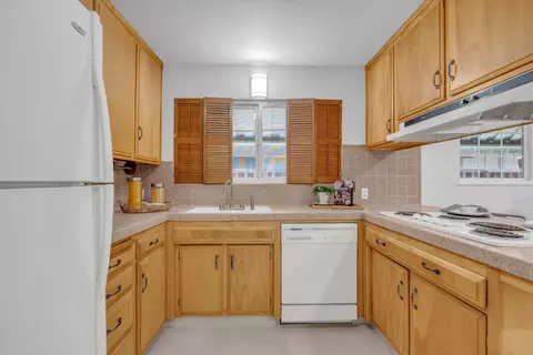 Kitchen - 221 Granada Way, Tracy, CA 95376 photo 2 of 4