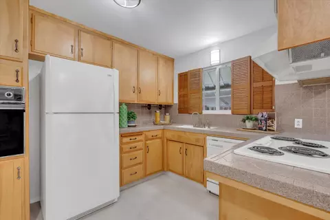 Kitchen - 221 Granada Way, Tracy, CA 95376 photo 3 of 4