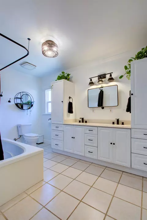 Bath - 2468 6th St, Hughson, CA 95326 photo 2 of 3