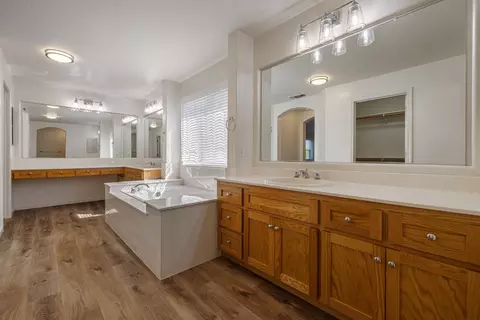 Bath - 4201 Encore Ln, Modesto, CA 95357 photo 2 of 4
