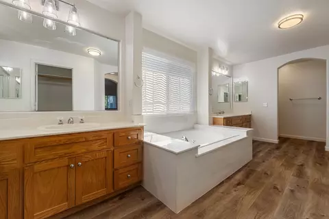 Bath - 4201 Encore Ln, Modesto, CA 95357 photo 3 of 4