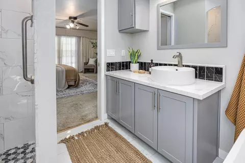 Bath - 4700 Robertson Ave, Carmichael, CA 95608 photo 3 of 5
