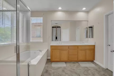 Bath - 2160 Iberis Ct, Tracy, CA 95376 photo 2 of 2