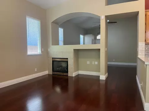 Living - 534 Kilsyth Ct, Folsom, CA 95630 photo 5 of 6