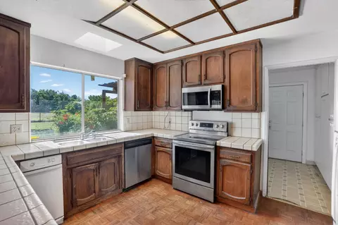 Kitchen - 8465 Dillard Rd, Wilton, CA 95693 photo 4 of 6
