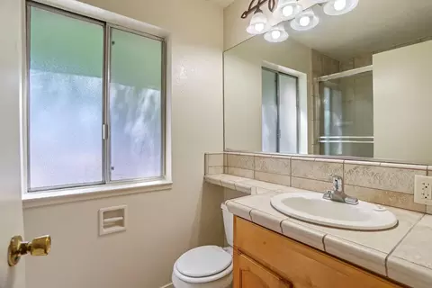 Bath - 898 Rutledge Dr, Lodi, CA 95242 photo 3 of 4