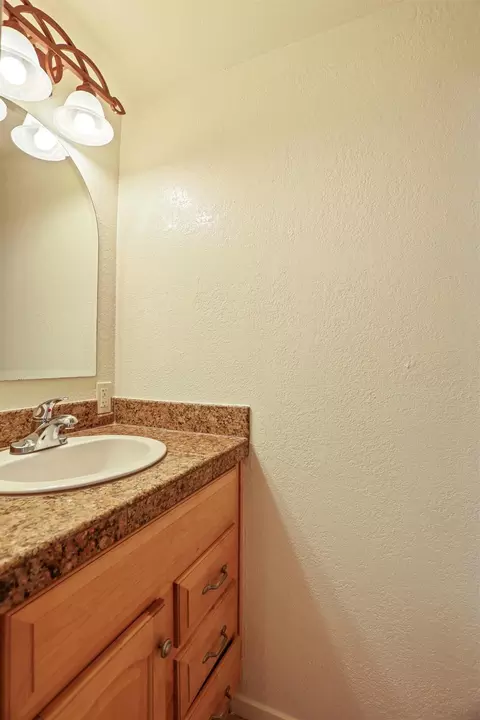 Bath - 898 Rutledge Dr, Lodi, CA 95242 photo 1 of 4