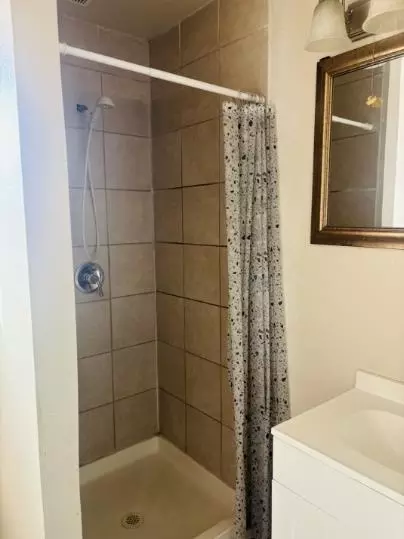 Bath - 715 E Roseburg Ave, Modesto, CA 95350 photo 4 of 4