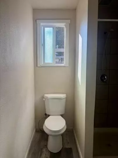 Bath - 715 E Roseburg Ave, Modesto, CA 95350 photo 3 of 4