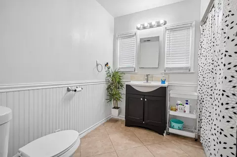 Bath - 715 E Roseburg Ave, Modesto, CA 95350 photo 1 of 4