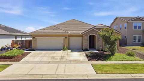 1070 Hacienda Dr, Plumas Lake, CA 95961