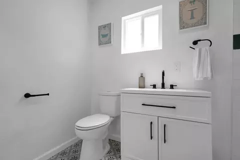 Bath - 413 Empire Ave, Modesto, CA 95354 photo 2 of 2