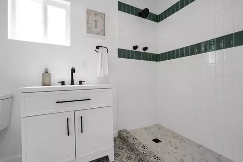 Bath - 413 Empire Ave, Modesto, CA 95354 photo 1 of 2