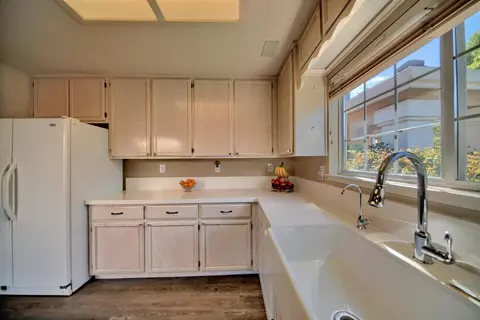 Kitchen - 1007 Lourence Dr, Tracy, CA 95376 photo 6 of 7
