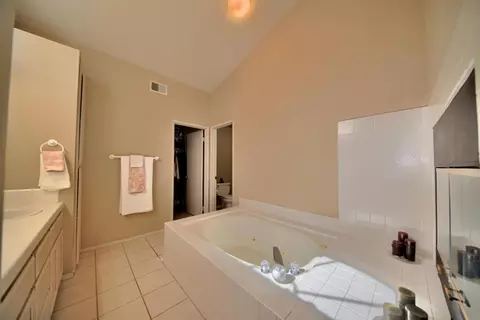 Bath - 1007 Lourence Dr, Tracy, CA 95376 photo 2 of 3
