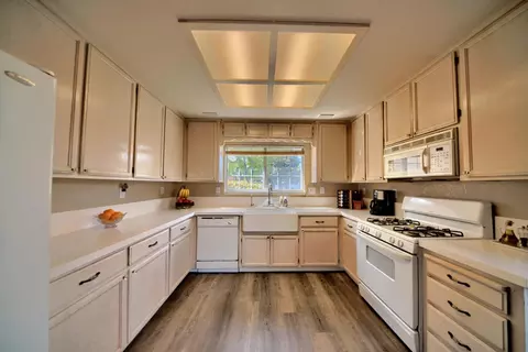 Kitchen - 1007 Lourence Dr, Tracy, CA 95376 photo 3 of 7