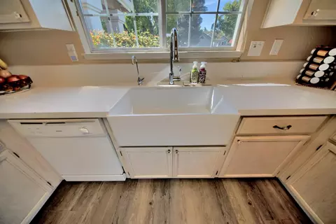 Kitchen - 1007 Lourence Dr, Tracy, CA 95376 photo 5 of 7