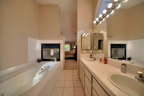 Bath - 1007 Lourence Dr, Tracy, CA 95376 photo 1 of 3