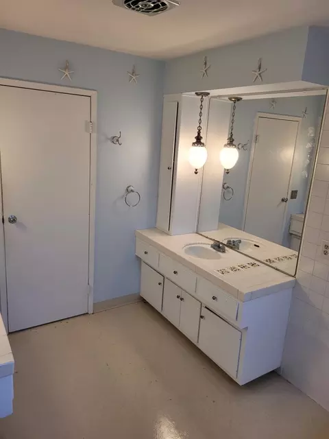 Bath - 4247 Mapel Ln, Carmichael, CA 95608 photo 4 of 4