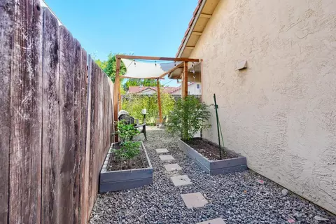 Exterior - 2185 Holder Ln, Tracy, CA 95377 photo 6 of 9