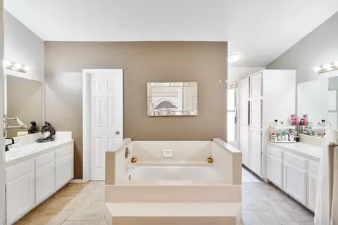 Bath - 2185 Holder Ln, Tracy, CA 95377 photo 2 of 4