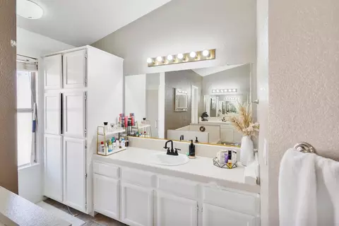 Bath - 2185 Holder Ln, Tracy, CA 95377 photo 3 of 4