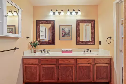 Bath - 1935 Foxtail Ct, Tracy, CA 95376 photo 3 of 6