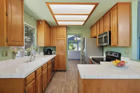 Kitchen - 1935 Foxtail Ct, Tracy, CA 95376 photo 5 of 7