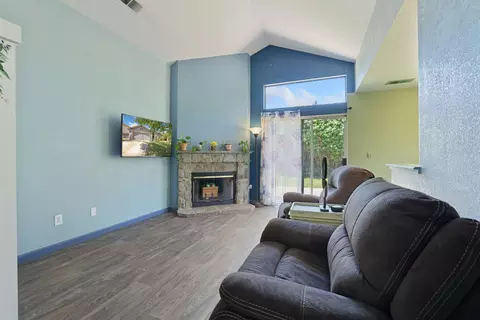 Living - 1935 Foxtail Ct, Tracy, CA 95376 photo 4 of 5
