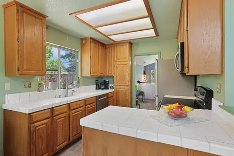 Kitchen - 1935 Foxtail Ct, Tracy, CA 95376 photo 4 of 7