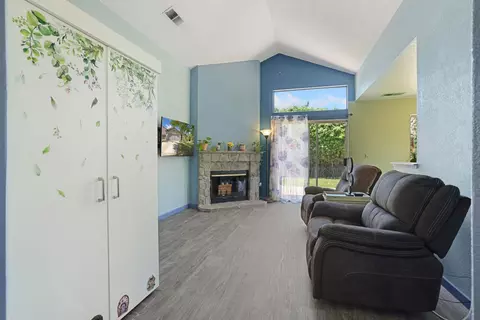 Living - 1935 Foxtail Ct, Tracy, CA 95376 photo 3 of 5