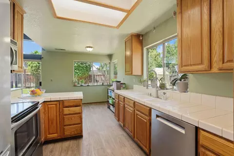 Kitchen - 1935 Foxtail Ct, Tracy, CA 95376 photo 7 of 7