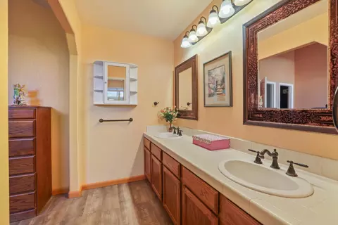Bath - 1935 Foxtail Ct, Tracy, CA 95376 photo 4 of 6
