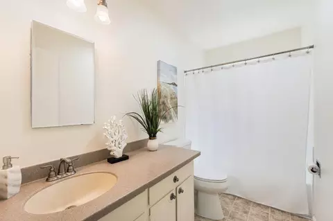 Bath - 407 Del Oro Ave, Davis, CA 95616 photo 2 of 2