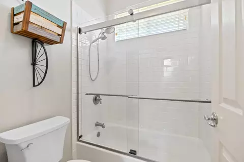 Bath - 588 Bob Way, Ripon, CA 95366 photo 2 of 5