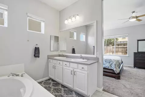 Bath - 588 Bob Way, Ripon, CA 95366 photo 4 of 5