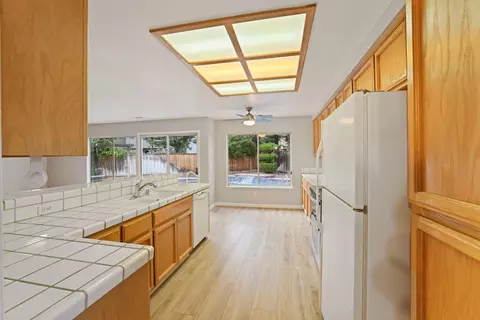 Kitchen - 1373 Hampton Ct, Tracy, CA 95376 photo 4 of 6