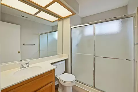 Bath - 1373 Hampton Ct, Tracy, CA 95376 photo 1 of 7