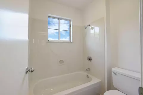 Bath - 1373 Hampton Ct, Tracy, CA 95376 photo 2 of 7