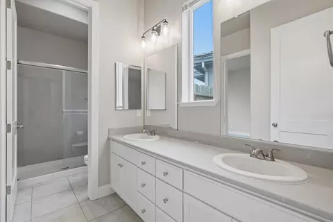 Bath - 253 Manhattan St, Manteca, CA 95337 photo 4 of 7