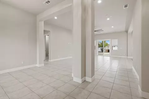 Entry Way - 253 Manhattan St, Manteca, CA 95337 photo 2 of 9