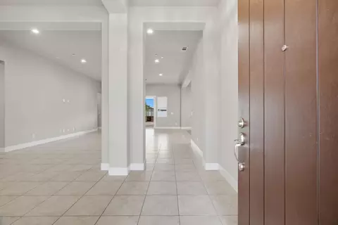 Entry Way - 253 Manhattan St, Manteca, CA 95337 photo 1 of 9