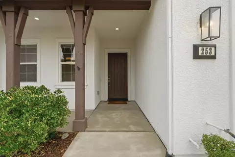 Exterior - 253 Manhattan St, Manteca, CA 95337 photo 5 of 11