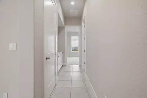 Entry Way - 253 Manhattan St, Manteca, CA 95337 photo 4 of 9