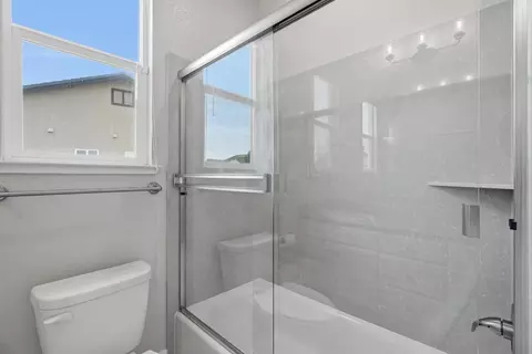 Bath - 253 Manhattan St, Manteca, CA 95337 photo 2 of 7
