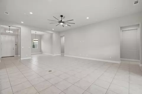 Living - 253 Manhattan St, Manteca, CA 95337 photo 3 of 4