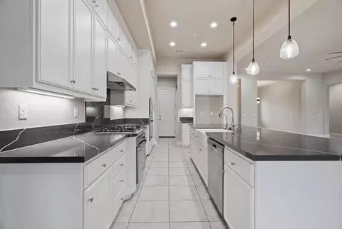 Kitchen - 253 Manhattan St, Manteca, CA 95337 photo 4 of 4